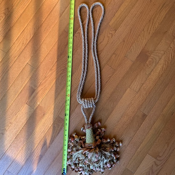 Belgium Tapestry by Flanders Tapestry with acanthe border and ornate tassels - Picture 10 of 11